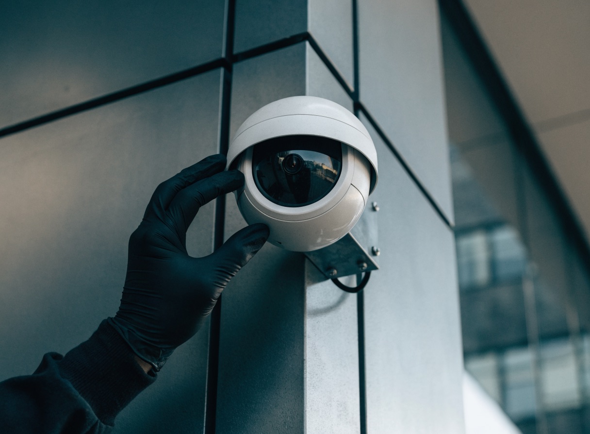 Técnico instalando cámara de seguridad CCTV